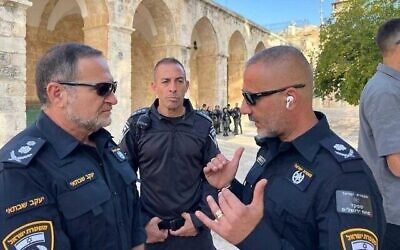 Sur cette photo, on voit le chef de la police israélienne Yaakov "Kobi" Shabtai (à gauche) s’entretenir avec le commandant de la police du district de Jérusalem Doron Turgeman (à droite) sur le Mont du Temple, dans la Vieille Ville de Jérusalem, le 27 septembre 2022. (Crédit : Police israélienne)