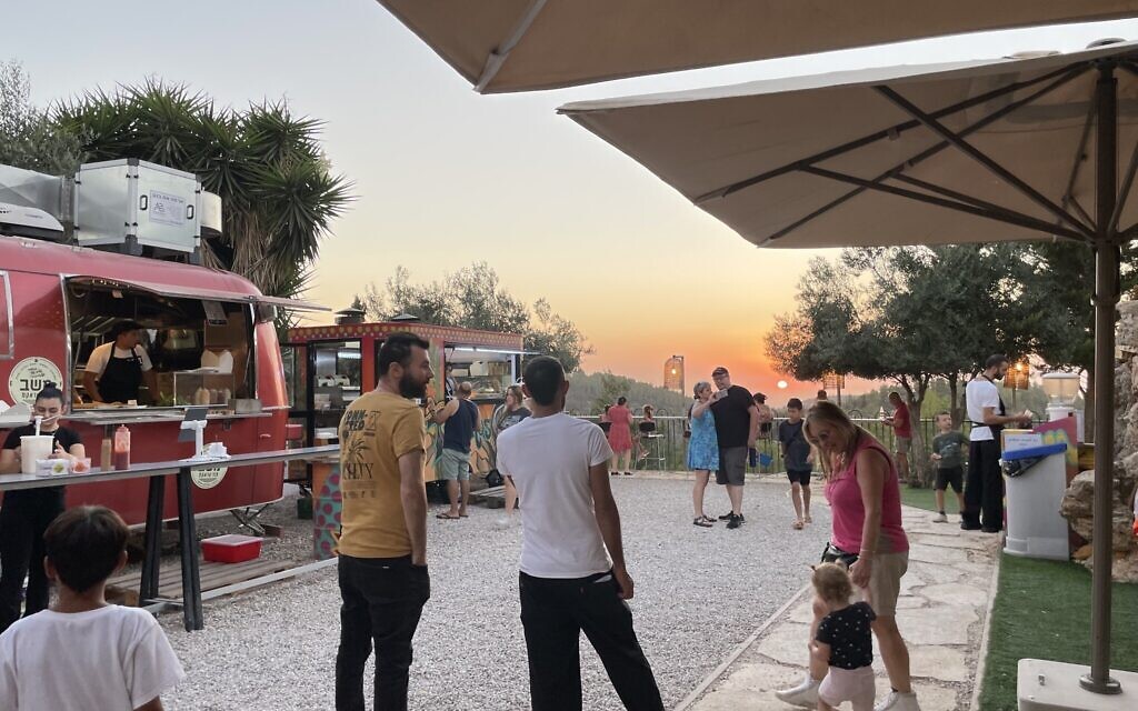 Une soirée d'août au Mashav Food Trucks, près de la route 1 à l'extérieur de Jérusalem. (Crédit : Jessica Steinberg/Times of Israel) Une soirée d'août au Mashav Food Trucks, près de la route 1 à l'extérieur de Jérusalem. (Crédit : Jessica Steinberg/Times of Israel)