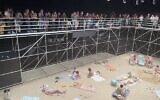 Le public assiste à une représentation de 'Sun&Sea', opéra lituanien joué au Festival d’Israël pendant cinq jours, en septembre 2022 (Crédit : Jessica Steinberg/Times of Israel)