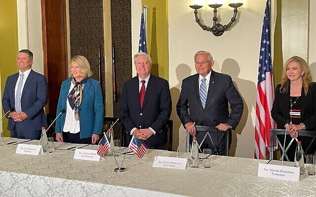 Les sénateurs américains dont Lindsey Graham et Bob Menendez (au centre) lors d'une conférence de presse à Jérusalem le 5 septembre 2022. (Crédit ; Jeremy Sharon) Les sénateurs américains dont Lindsey Graham et Bob Menendez (au centre) lors d'une conférence de presse à Jérusalem le 5 septembre 2022. (Crédit ; Jeremy Sharon)
