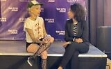 La strip-teaseuse Efrat Rubinstein, à gauche, s'entretenant avec la députée Avoda Ibtisam Maraana lors d'une conférence de presse organisée par le parti Avoda dans un ancien club de strip-tease à Tel Aviv, le 8 septembre 2022. (Crédit : Carrie Keller-Lynn/Times of Israel)