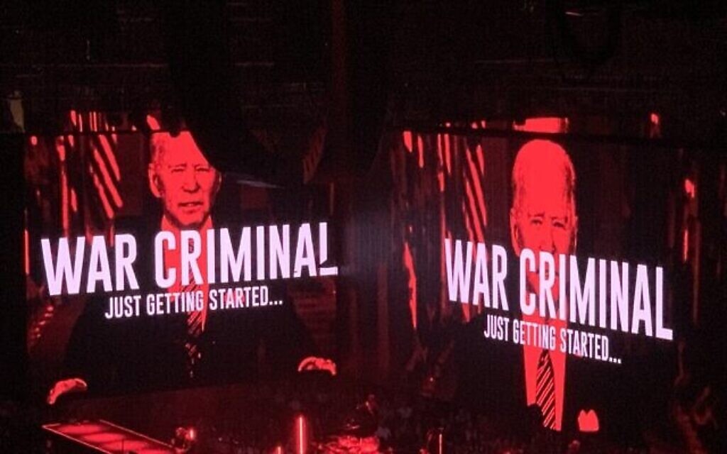 Des représentations graphiques qualifiant le président américain Joe Biden de criminel de guerre au concert de Roger Waters donné à Madison Square Garden, à New York, le 30 août 2022. (Crédit : Jordan Hoffman)