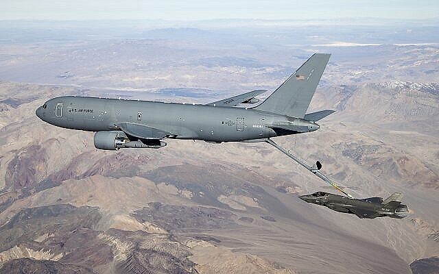 Un Boeing KC-46 Pegasus de l’US Air Force relié à un avion de chasse F-35 au-dessus de la Californie, le 22 janvier 2019. (Crédit : US Air Force par Ethan Wagner)