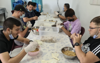 Des jeunes du projet de logement Kinneret participant à une session d'expérience professionnelle pratique, en août 2022 (Crédit : Kinneret Ltd.)
