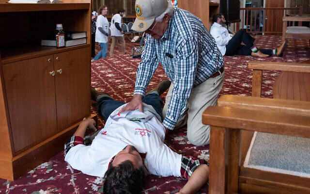 Participants à un exercice d'urgence du service de secours du Magen David Adom à la synagogue communautaire de Northbrook, le 12 septembre 2022. (Crédit : Amis américains du Magen David Adom) Participants à un exercice d'urgence du service de secours du Magen David Adom à la synagogue communautaire de Northbrook, le 12 septembre 2022. (Crédit : Amis américains du Magen David Adom)