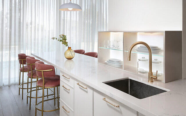 Une cuisine dans un appartement de Jérusalem, par Gittie Perl. (Crédit : GP-Interiors)
