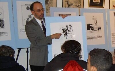 Le Dr Rafael Medoff explique à des lycéens comment les caricaturistes américains ont rendu compte de la Shoah pendant la Seconde Guerre mondiale, à New York, mai 2016. (Crédit : Cartoonists Against the Holocaust) Le Dr Rafael Medoff explique à des lycéens comment les caricaturistes américains ont rendu compte de la Shoah pendant la Seconde Guerre mondiale, à New York, mai 2016. (Crédit : Cartoonists Against the Holocaust)