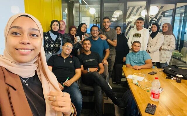De jeunes Bédouins participent au programme technologique "Digital Tent" mis en œuvre par l'ONG bédouine Siraj en collaboration avec l'université Ben-Gurion du Néguev et le MIT. (Crédit : Siraj)