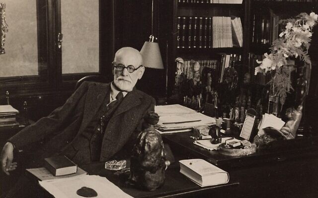 Sigmund Freud dans son bureau de la Berggasse 19 à Vienne, en 1934. (Crédit : Musée Freud de Londres)