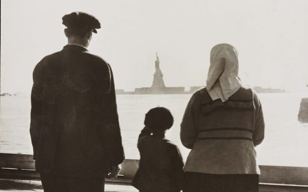 Une famille d'immigrants regarde la statue de la liberté depuis Ellis Island, lvers 1930. (Crédit : Bibliothèque du Congrès)