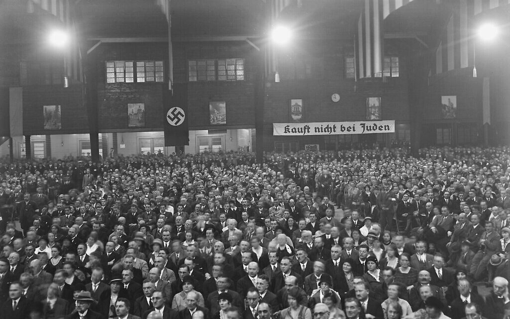 Un rassemblement nazi. Le panneau à l'arrière dit : "Kauft nicht bei Juden"- N'achetez pas aux Juifs. (Crédit : Archives nationales)