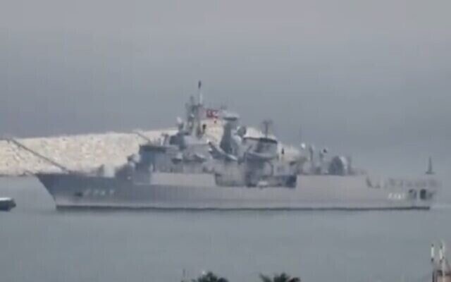 Le TCG Kemalreis, frégate de classe Barbaros de la marine turque, accoste à Haïfa le 3 septembre 2022. (Capture d’écran : Twitter) Le TCG Kemalreis, frégate de classe Barbaros de la marine turque, accoste à Haïfa le 3 septembre 2022. (Capture d’écran : Twitter)