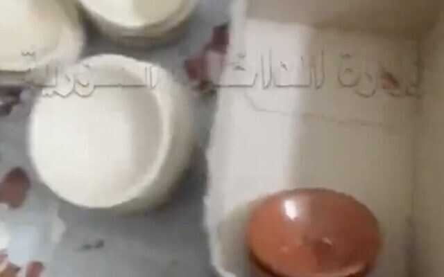 Une capture d'écran d'une vidéo publiée par le ministère syrien de l'Intérieur le 6 septembre 2022 montre des bols de houmous prétendument fabriqués avec du captagon, une drogue. (Capture d'écran Twitter ; utilisée conformément à la clause 27a de la loi sur le droit d'auteur) Une capture d'écran d'une vidéo publiée par le ministère syrien de l'Intérieur le 6 septembre 2022 montre des bols de houmous prétendument fabriqués avec du captagon, une drogue. (Capture d'écran Twitter ; utilisée conformément à la clause 27a de la loi sur le droit d'auteur)