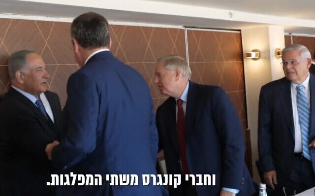 Le chef de l'opposition Benjamin Netanyahu rencontre des sénateurs américains, dont Lindsey Graham et Bob Menendez, à Jérusalem le 5 septembre 2022. (Crédit : Via Twitter, utilisé conformément à la clause 27a de la loi sur le droit d'auteur) Le chef de l'opposition Benjamin Netanyahu rencontre des sénateurs américains, dont Lindsey Graham et Bob Menendez, à Jérusalem le 5 septembre 2022. (Crédit : Via Twitter, utilisé conformément à la clause 27a de la loi sur le droit d'auteur)