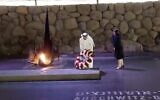 Le ministre des Affaires étrangères des Émirats arabes unis, Sheikh Abdullah bin Zayed Al Nahyan, dépose une couronne dans le Hall du Souvenir au Mémorial national de la Shoah de Yad Vashem, à Jérusalem, le 15 septembre 2022. (Crédit : Capture d’écran sur Twitter, utilisée conformément à l’article 27a de la Loi sur le droit d’auteur)