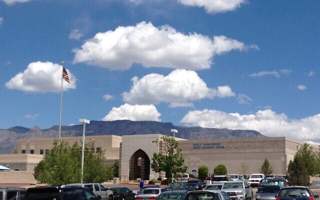 Le bâtiment abritant le Centre communautaire juif de la grande ville d'Albuquerque et la Fédération juive du Nouveau-Mexique. (Crédit : Centre communautaire via JTA) Le bâtiment abritant le Centre communautaire juif de la grande ville d'Albuquerque et la Fédération juive du Nouveau-Mexique. (Crédit : Centre communautaire via JTA)