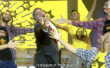 Une scène de l'émission satirique israélienne "Eretz Nehederet" présentant une imitation du leader d'Otzma Yehudit, Itamar Ben Gvir, diffusée sur la Douzième chaîne, le 21 septembre 2022. (Crédit :  capture d'écran)