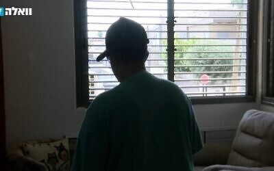 Une femme qui aurait été violée par ses parents sur une période de 13 ans, en interview sur Walla news. (Capture d'écran de la vidéo ; utilisée conformément à la clause 27a de la loi sur le droit d'auteur)