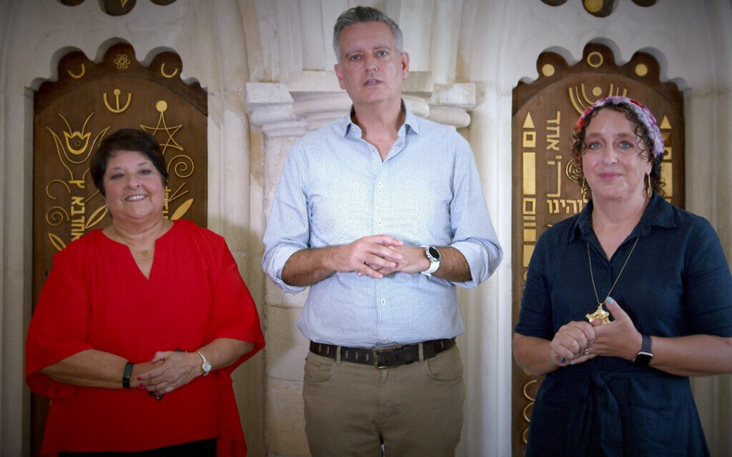 De gauche à droite : Genie Milgrom, généalogiste, Ashley Perry, de Reconnectar, et Drora Arussy, de l'Institut de l'expérience juive de la FSA. (Crédit : Avrom Ariev) De gauche à droite : Genie Milgrom, généalogiste, Ashley Perry, de Reconnectar, et Drora Arussy, de l'Institut de l'expérience juive de la FSA. (Crédit : Avrom Ariev)