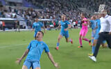 De jeunes joueurs de football israéliens célébrant leur victoire sur l'Irlande, à Tel Aviv, le 27 septembre 2022. (Autorisation)