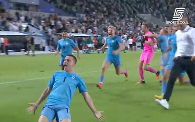 De jeunes joueurs de football israéliens célébrant leur victoire sur l'Irlande, à Tel Aviv, le 27 septembre 2022. (Autorisation)