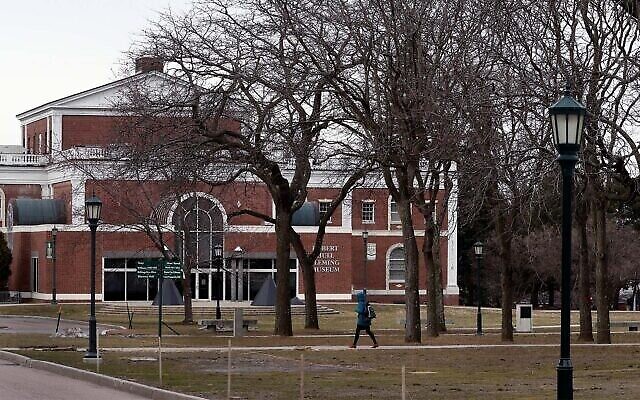 Illustration : Campus de l’Université du Vermont à Burlington, Vermont, le 11 mars 2020. (Crédit : AP Photo/Charles Krupa) Illustration : Campus de l’Université du Vermont à Burlington, Vermont, le 11 mars 2020. (Crédit : AP Photo/Charles Krupa)