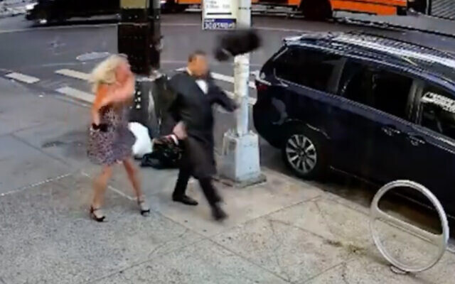 Une femme frappe un homme juif à Brooklyn dans une vidéo diffusée le 18 septembre 2022. (Capture d'écran) Une femme frappe un homme juif à Brooklyn dans une vidéo diffusée le 18 septembre 2022. (Capture d'écran)
