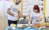 Fabrication de sandwichs pour les enfants dans le besoin chez Nevet, dans le cadre d'une campagne pour l'année scolaire 2022-2023. (Crédit : Nevet)