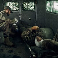 Des soldats ukrainiens blessés à bord d'un véhicule dans le territoire libéré de la région de Kharkiv, en Ukraine, le 12 septembre 2022. (Crédit : AP Photo/Kostiantyn Liberov)