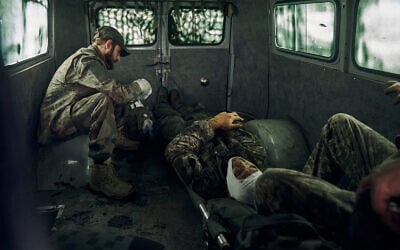 Des soldats ukrainiens blessés à bord d'un véhicule dans le territoire libéré de la région de Kharkiv, en Ukraine, le 12 septembre 2022. (Crédit : AP Photo/Kostiantyn Liberov)