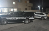 Des voitures de police les lieux d'un incident à l'arme blanche dans le nord d'Israël, au cours duquel un policier en patrouille a été modérément blessé, le 7 septembre 2022. (Crédit : Police israélienne)