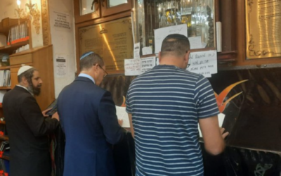 Le député du Likud Nir Barkat priant sur la tombe du rabbin Nachman de Bratslav, à Ouman, en Ukraine, le 9 septembre 2022. (Crédit : Twitter/utilisé conformément à l’article 27a de la loi sur le droit d’auteur))