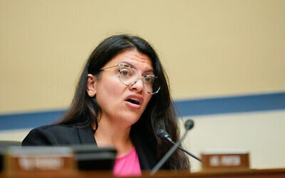 La représentante américaine, Rashida Tlaib, prenant la parole lors d’une audience du comité au Capitole, à Washington, le 8 juin 2022. (Crédit : AP Photo/Andrew Harnik)