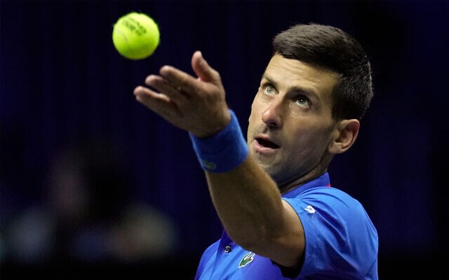 Novak Djokovic sert face à Felix Auger-Allassime lors de leur match en simple au tournoi Laver Cup à l'O2 Arena de Londres, le 25 septembre 2022. (Crédit : AP Photo/Kin Cheung) Novak Djokovic sert face à Felix Auger-Allassime lors de leur match en simple au tournoi Laver Cup à l'O2 Arena de Londres, le 25 septembre 2022. (Crédit : AP Photo/Kin Cheung)
