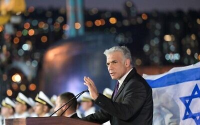 Le Premier ministre Yair Lapid prend la parole lors d’une cérémonie de remise de diplôme aux officiers de Marine, à la base navale de Haïfa, le 7 septembre 2022. (Crédit : Kobi Gideon/GPO)
