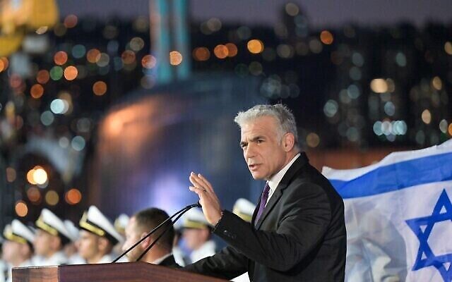 Le Premier ministre Yair Lapid prend la parole lors d’une cérémonie de remise de diplôme aux officiers de Marine, à la base navale de Haïfa, le 7 septembre 2022. (Crédit : Kobi Gideon/GPO)