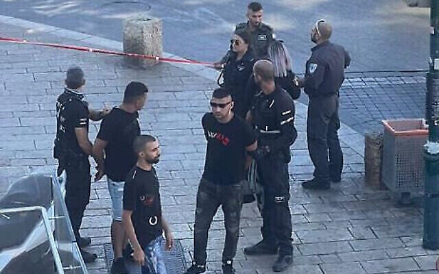La policeinterpelle un Palestinien armé à Jaffa, le 8 septembre 2022. (Autorisation)