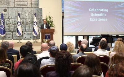 Le président israélien Isaac Herzog lors de son discours de remise de bourses de la Fondation israélienne pour la science, à la résidence présidentielle à Jérusalem, le 11 septembre 2022. (Crédit : Amos Ben-Gershom/GPO)