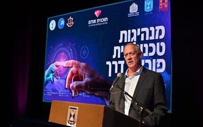 Le ministre de la Défense Benny Gantz s'exprime lors d'un événement du ministère dans la ville de Katzrin, dans le nord du pays, le 21 septembre 2022. (Crédit : Ministère de la Défense)