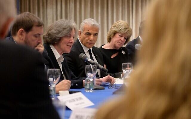Le premier ministre Yair Lapid (au centre) s'entretient avec les dirigeants des Fédérations juives d’Amérique du Nord et de la Conférence des présidents des principales organisations juives américaines, à New York, le 21 septembre 2022. (Crédit : Avi Ohayun/GPO) Le premier ministre Yair Lapid (au centre) s'entretient avec les dirigeants des Fédérations juives d’Amérique du Nord et de la Conférence des présidents des principales organisations juives américaines, à New York, le 21 septembre 2022. (Crédit : Avi Ohayun/GPO)