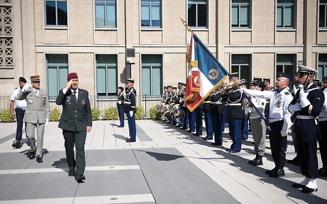 Le chef de Tsahal Aviv Kohavi est accueilli par une garde d'honneur de l'armée française à Paris, France, le 21 septembre 2022. (Crédit : armée israélienne) Le chef de Tsahal Aviv Kohavi est accueilli par une garde d'honneur de l'armée française à Paris, France, le 21 septembre 2022. (Crédit : armée israélienne)