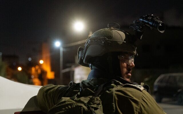 Un officier israélien lors d'une opération d'arrestation en Cisjordanie, le 22 septembre 2022. (Crédit : Armée israélienne) Un officier israélien lors d'une opération d'arrestation en Cisjordanie, le 22 septembre 2022. (Crédit : Armée israélienne)