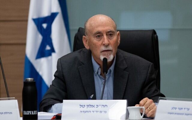 Le député Alon Tal lors d'une commission de l'Éducation, de la culture et des sports au parlement israélien avant la rentrée scolaire, le 16 août 2022. (Crédit : Oren Ben Hakoon/Flash90) Le député Alon Tal lors d'une commission de l'Éducation, de la culture et des sports au parlement israélien avant la rentrée scolaire, le 16 août 2022. (Crédit : Oren Ben Hakoon/Flash90)