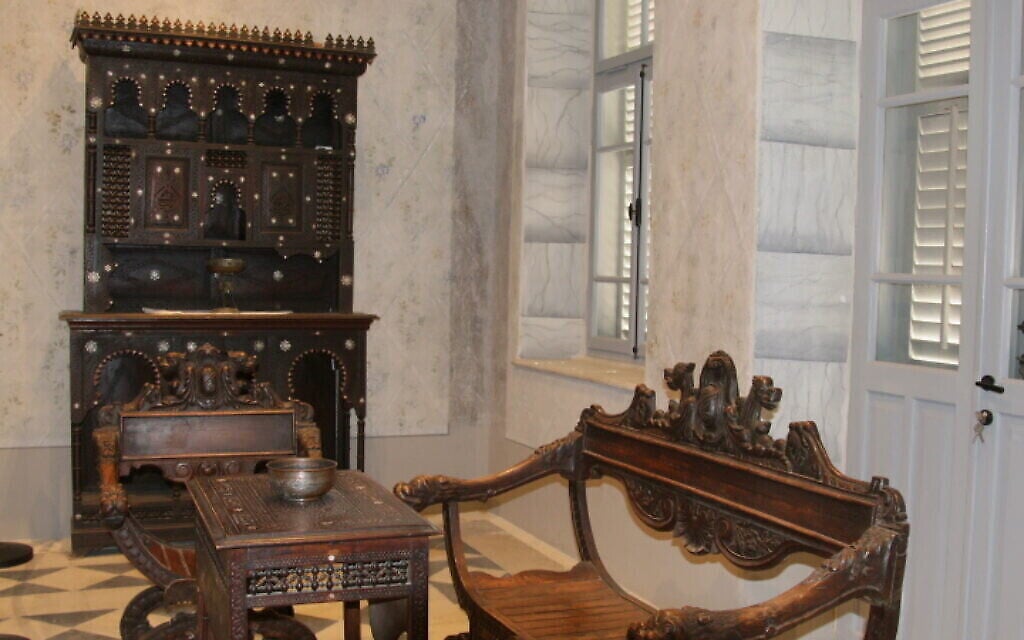 Meubles de la maison d’Eliezer Ben-Yehuda dans le cadre de l’exposition 'Dans le Salon de Ben-Yehuda' à Rishon Lezion