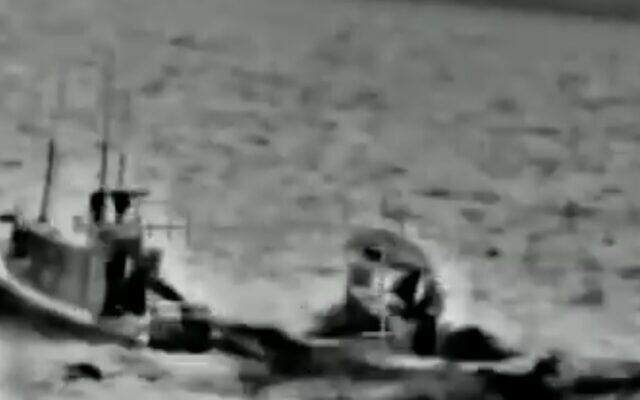 Une opération israélienne d'interception de bateaux gazaouis, le 11 mai 2019, dans une vidéo publiée par Tsahal le 7 juin 2019. (Crédit : Tsahal)