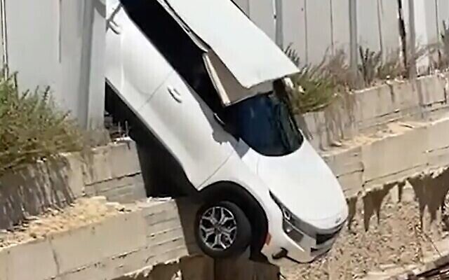Un véhicule suspendu dans le vide après avoir accidentellement enfoncé une clôture de sécurité, le 13 septembre 2022 (Crédit : Copie d’écran sur Twitter utilisée conformément à l’article 27a de la Loi sur le droit d’auteur) Un véhicule suspendu dans le vide après avoir accidentellement enfoncé une clôture de sécurité, le 13 septembre 2022 (Crédit : Copie d’écran sur Twitter utilisée conformément à l’article 27a de la Loi sur le droit d’auteur)