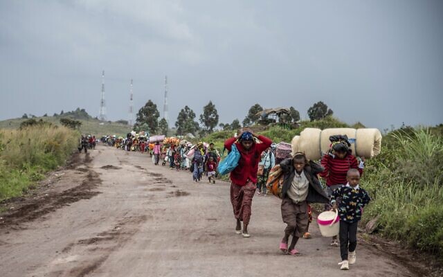 Des Congolais marchent sur la route de Kibumba, au nord de Goma, dans la république démocratique du Congo, pour fuir les combats entre les forces congolaises et les rebelles du M23 dans la province du Nord-Kivu, le 24 mai 2022. Illustration (Crédit : AP Photo/Moses Sawasawa)
