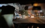 Arrestation d'un homme après avoir partagé des images de lui laissant son chien conduire. (Crédit : Police israélienne)