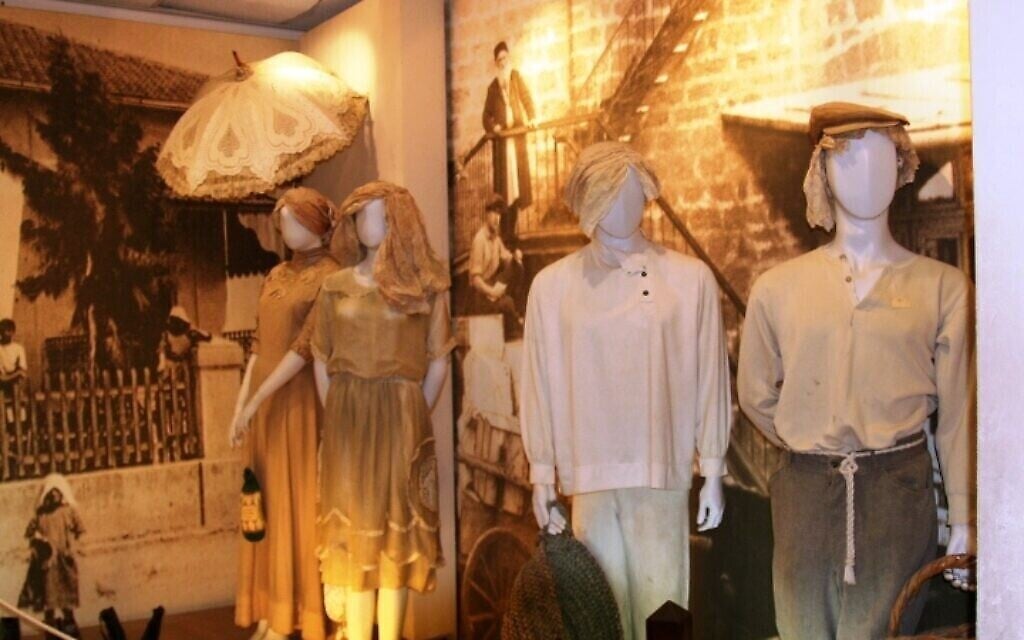 La première exposition de mode israélienne à la résidence Shalit à Rishon Lezion. (Crédit : Shmuel Bar-Am)