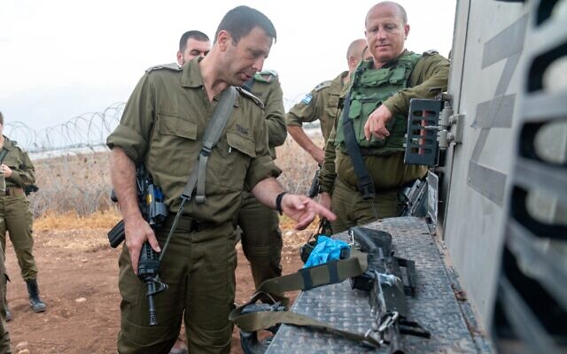 Les soldats inspectent une arme utilisée par un terroriste sur la scène d'un échange de coups de feu meurtrier avec les militaires, le 14 septembre 2022. (Crédit : Armée israélienne) Les soldats inspectent une arme utilisée par un terroriste sur la scène d'un échange de coups de feu meurtrier avec les militaires, le 14 septembre 2022. (Crédit : Armée israélienne)